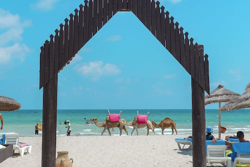 Playa privada, arena blanca, tumbonas y sombrillas
