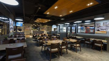 3 restaurants; breakfast, lunch, and dinner served