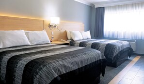 Deluxe Room, 2 Queen Beds, Non Smoking, Includes Waterpark Passes for Four Guests | Skrivebord, blendingsgardiner og strykejern/-brett