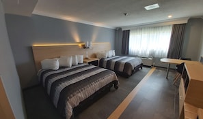 Desk, blackout curtains, iron/ironing board, free cots/infant beds - Americana Waterpark Resort and Spa (Niagara Falls)