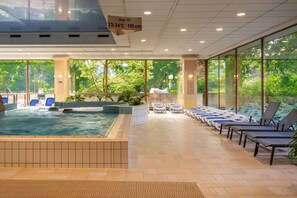 3 piscines intérieures, piscine extérieure en saison, parasols