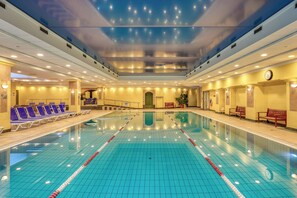 3 Innenpools, Außenpool (je nach Saison geöffnet), Sonnenschirme
