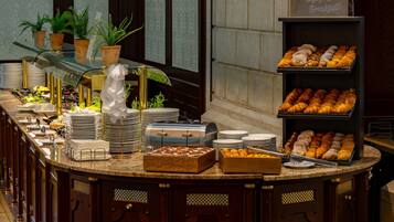 Se ofrece un desayuno bufé todos los días (por un coste adicional)