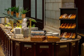 Petit-déjeuner buffet servi tous les jours en supplément