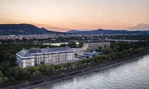 Façade de l’hébergement – soirée/nuit