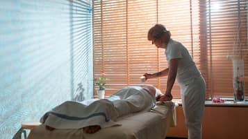 Sauna, bain Ă remous, hammam, soins corporels, bains de boue