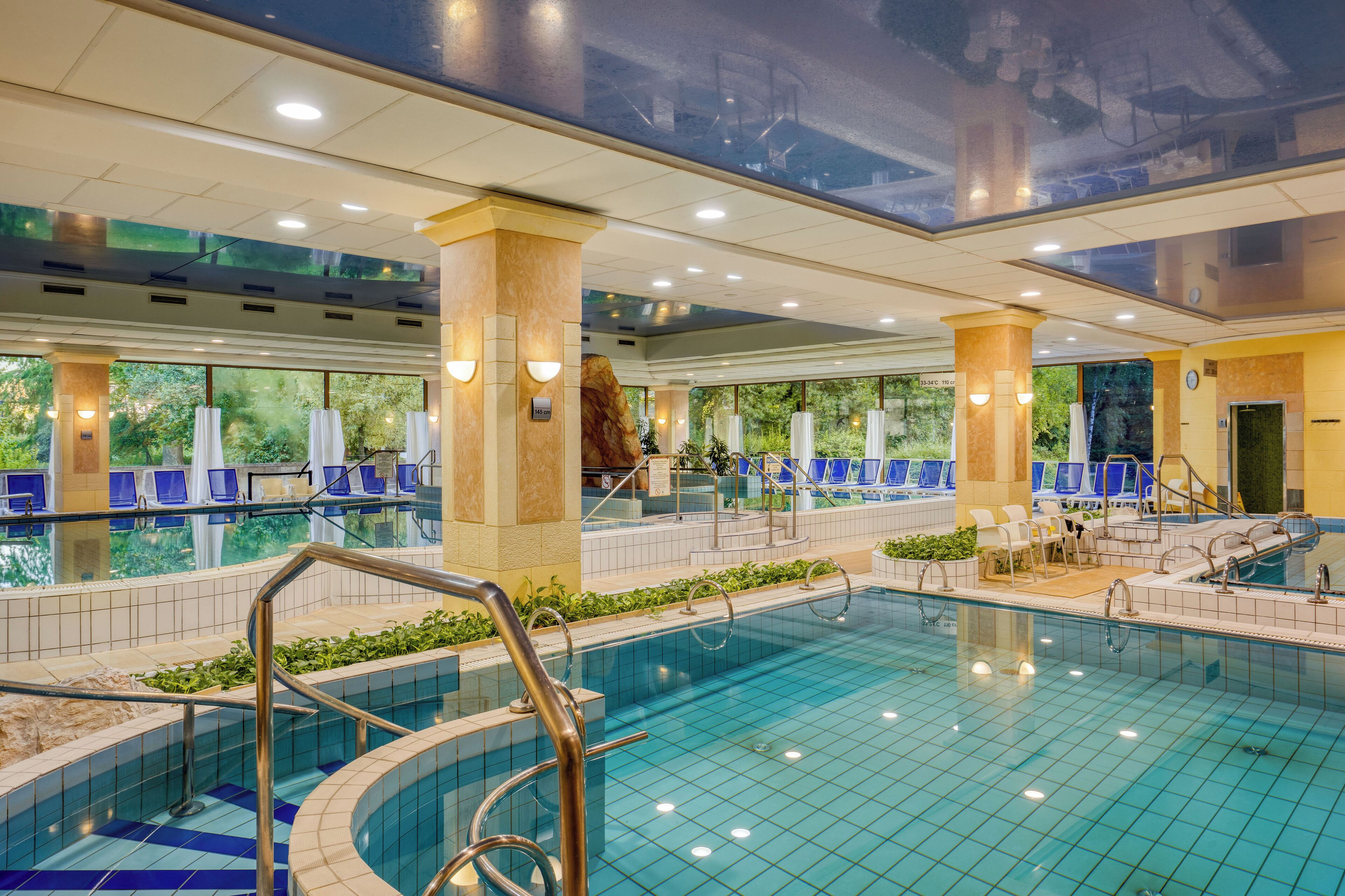 Un sauna, una bañera de hidromasaje, baño turco, tratamientos corporales