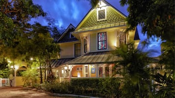 Vista frontal de la propiedad por la tarde o noche