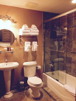 Kamar Deluks, 1 Tempat Tidur King | Kamar mandi | Shower, perlengkapan mandi gratis, pengering rambut, dan jubah mandi