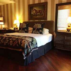 Habitación Deluxe, 1 cama King size | Ropa de cama de alta calidad y caja de seguridad en la habitación 