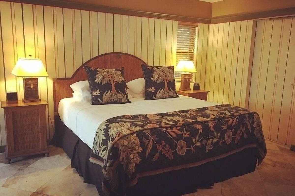 Deluxe Room, 1 King Bed | Premium bedding, in-room safe, desk, laptop workspace