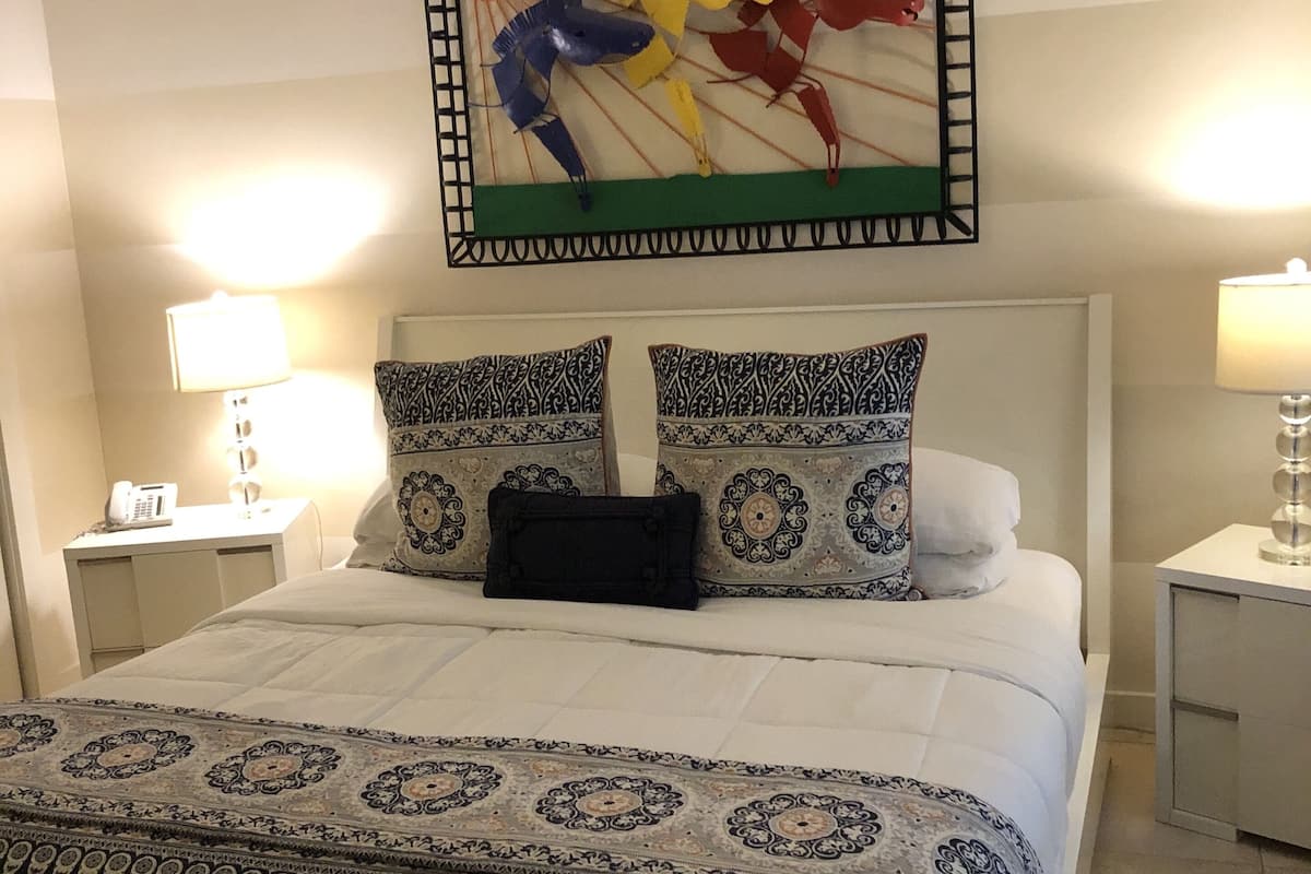 Deluxe kamer, 1 slaapkamer, toegankelijk voor mindervaliden, uitzicht op tuin | Luxe beddengoed, een kluis op de kamer, individueel gedecoreerd