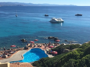 Playa privada, submarinismo y windsurf
