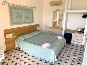 Een kluis op de kamer, individueel gedecoreerd, een bureau