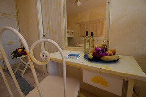 Habitación cuádruple | Caja de seguridad en la habitación y escritorio 