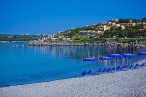 Bãi biển riêng, lặn có bình dưỡng khí, lướt ván buồm 