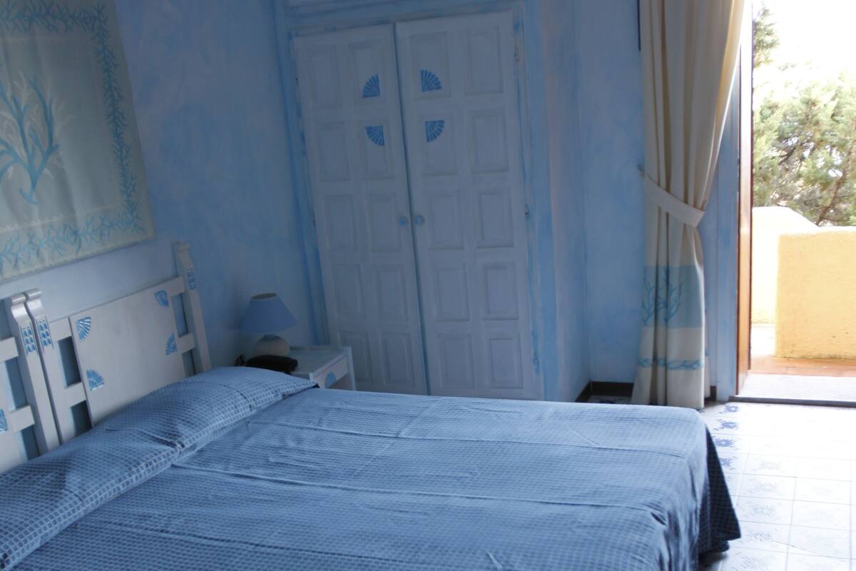 In-room safe, desk, laptop workspace, cots/infant beds