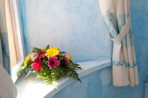 ฝักบัว, เรนชาวเวอร์, ไดร์เป่าผม, โถสุขภัณฑ์แบบบิเดท์