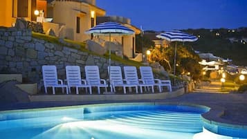 Seasonal outdoor pool, pool umbrellas