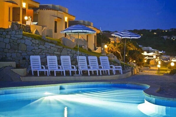 Seasonal outdoor pool, pool umbrellas