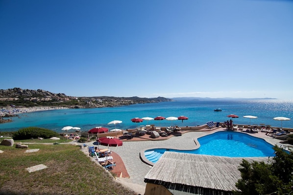 Piscine extérieure (ouverte en saison), parasols de plage