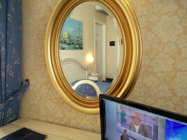 Suite Junior, vista laguna | Copriletto in piuma, minibar, una cassaforte in camera, una scrivania