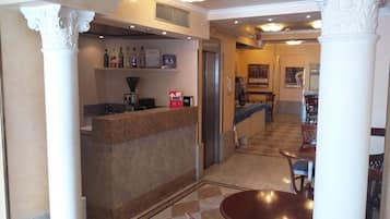 Bar (trong khuôn viên)
