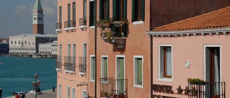 Vue depuis lâhĂ©bergement