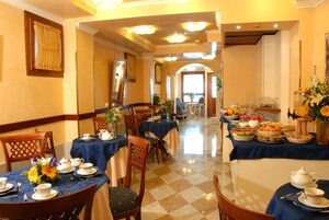 Colazione a buffet a pagamento, servita tutte le mattine 