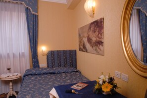 Quarto casal clássico de uso individual | Edredons de pluma, frigobar, cofres nos quartos, escrivaninha