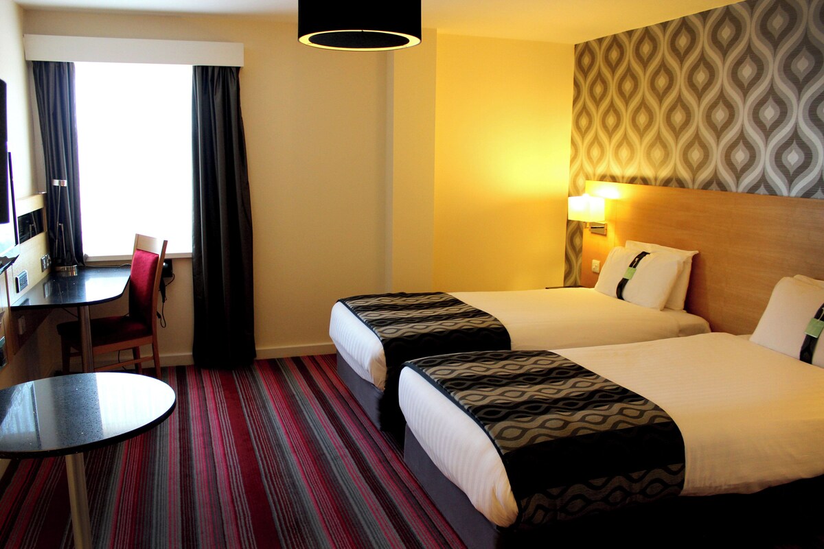 Standard Room, 2 Twin Beds | Hypo-allergenic bedding available, in-room safe, desk, laptop workspace
