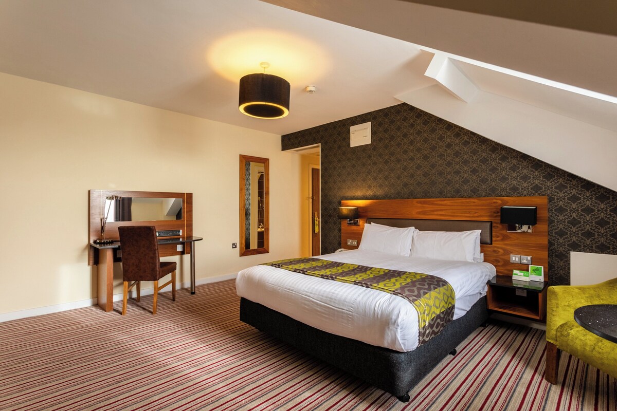 Hypo-allergenic bedding available, in-room safe, desk, laptop workspace