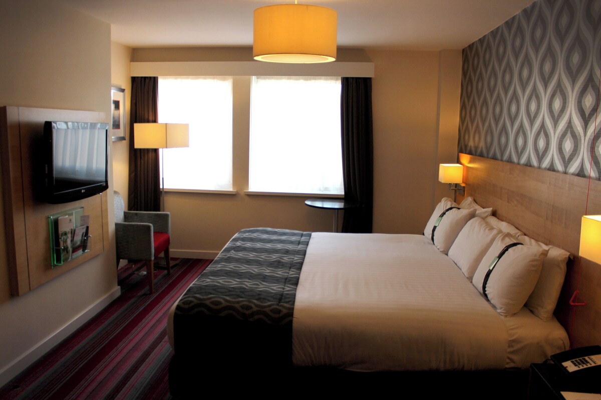 Standard Room, 1 King Bed, Accessible (Wheelchair) | Hypo-allergenic bedding available, in-room safe, desk, laptop workspace