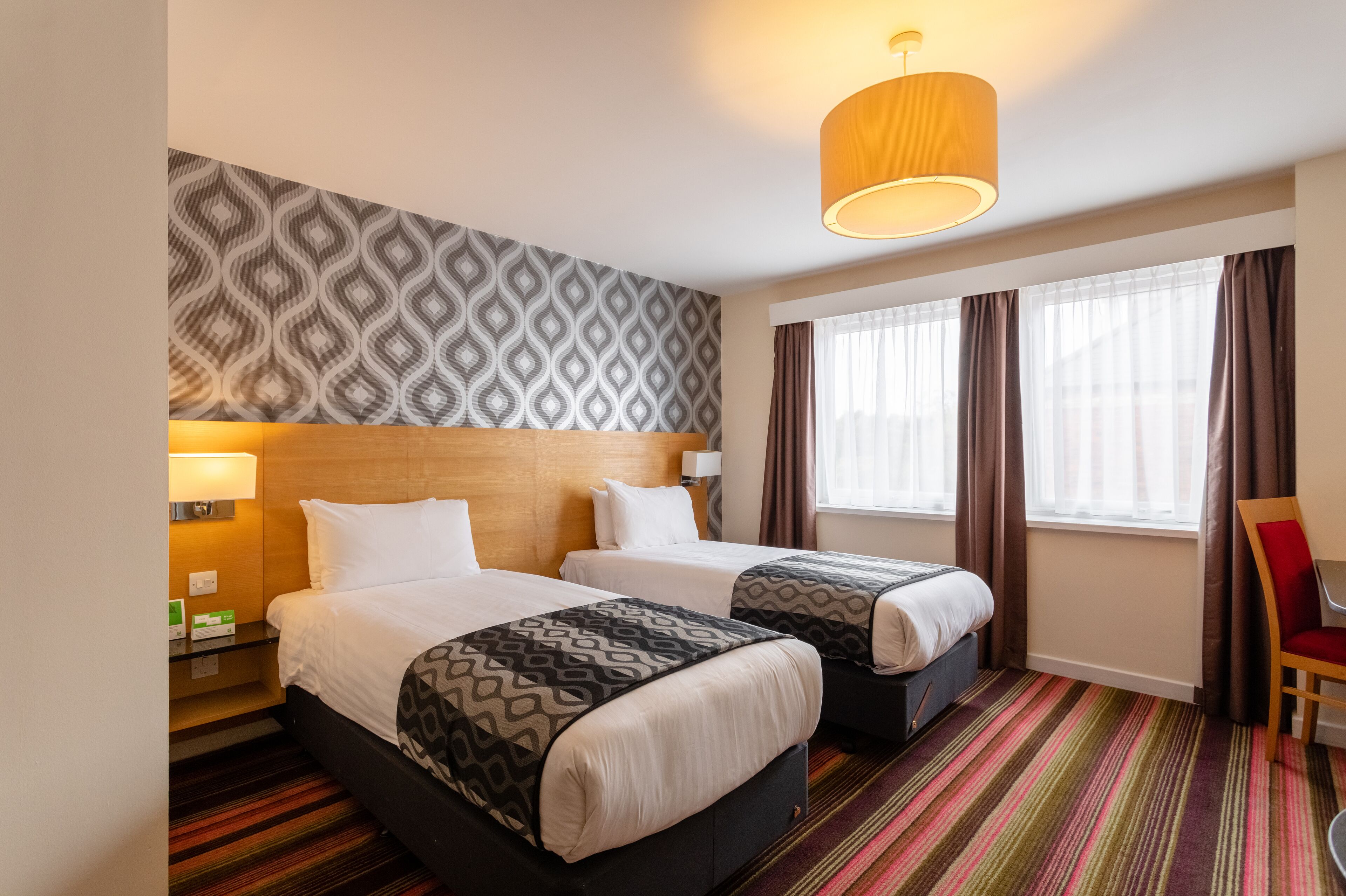 Standard Room, 2 Single Beds | Hypo-allergenic bedding, in-room safe, desk, laptop workspace