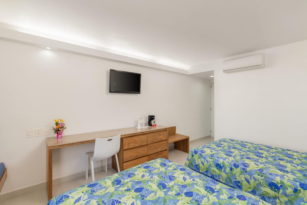In-room safe, laptop workspace, blackout drapes, iron/ironing board