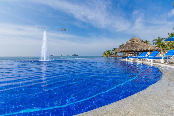 2 piscinas externas, espreguiçadeiras