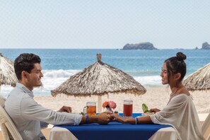 Petit déjeuner, déjeuner et dîner servis sur place, vue sur la plage