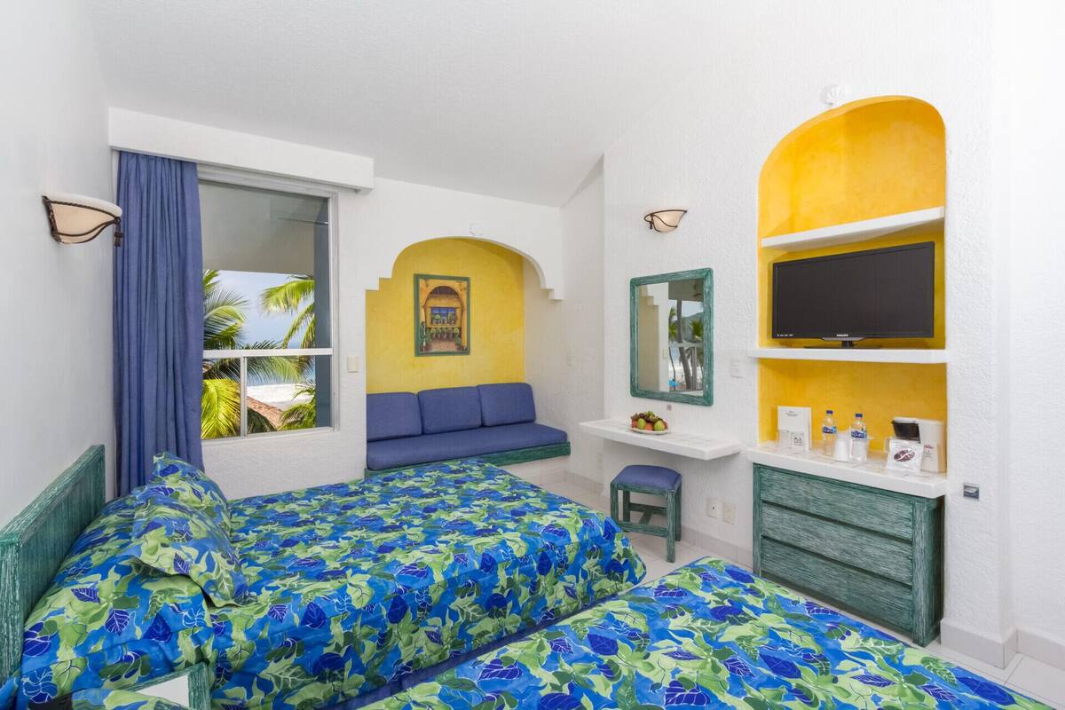 In-room safe, laptop workspace, blackout drapes