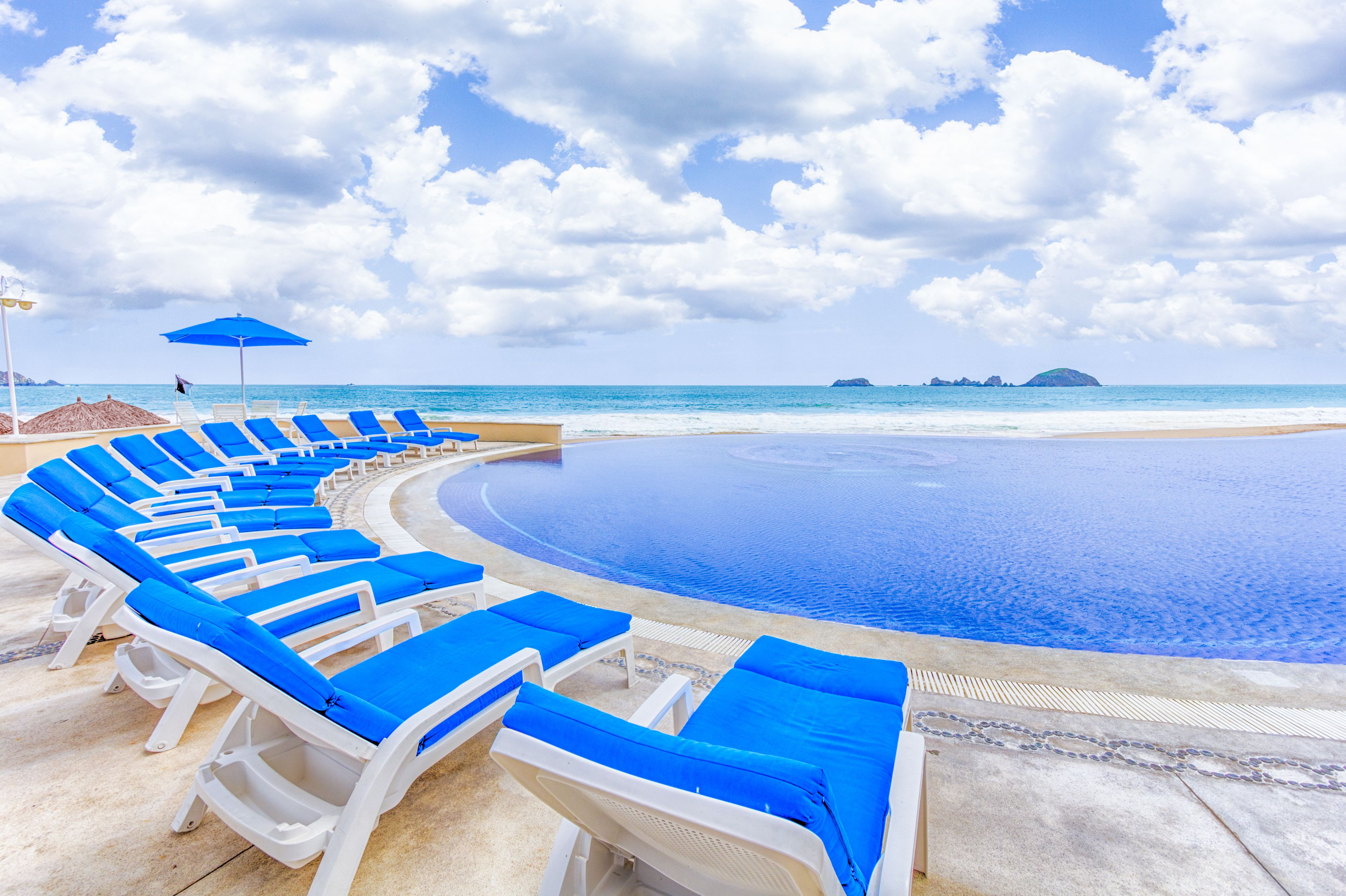 2 albercas al aire libre y camastros 