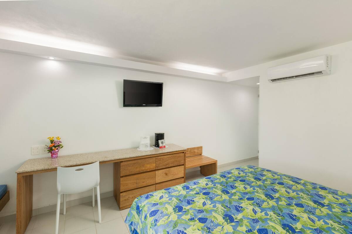 In-room safe, laptop workspace, blackout drapes