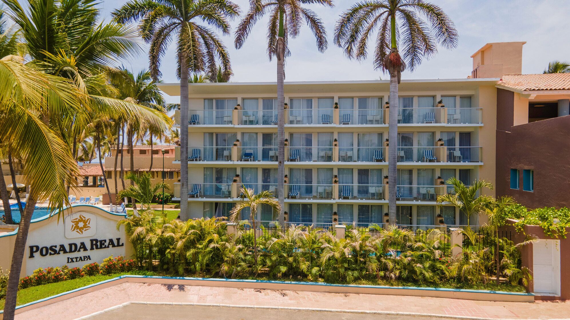 Caja de seguridad en la habitación y espacio para trabajar con laptop 