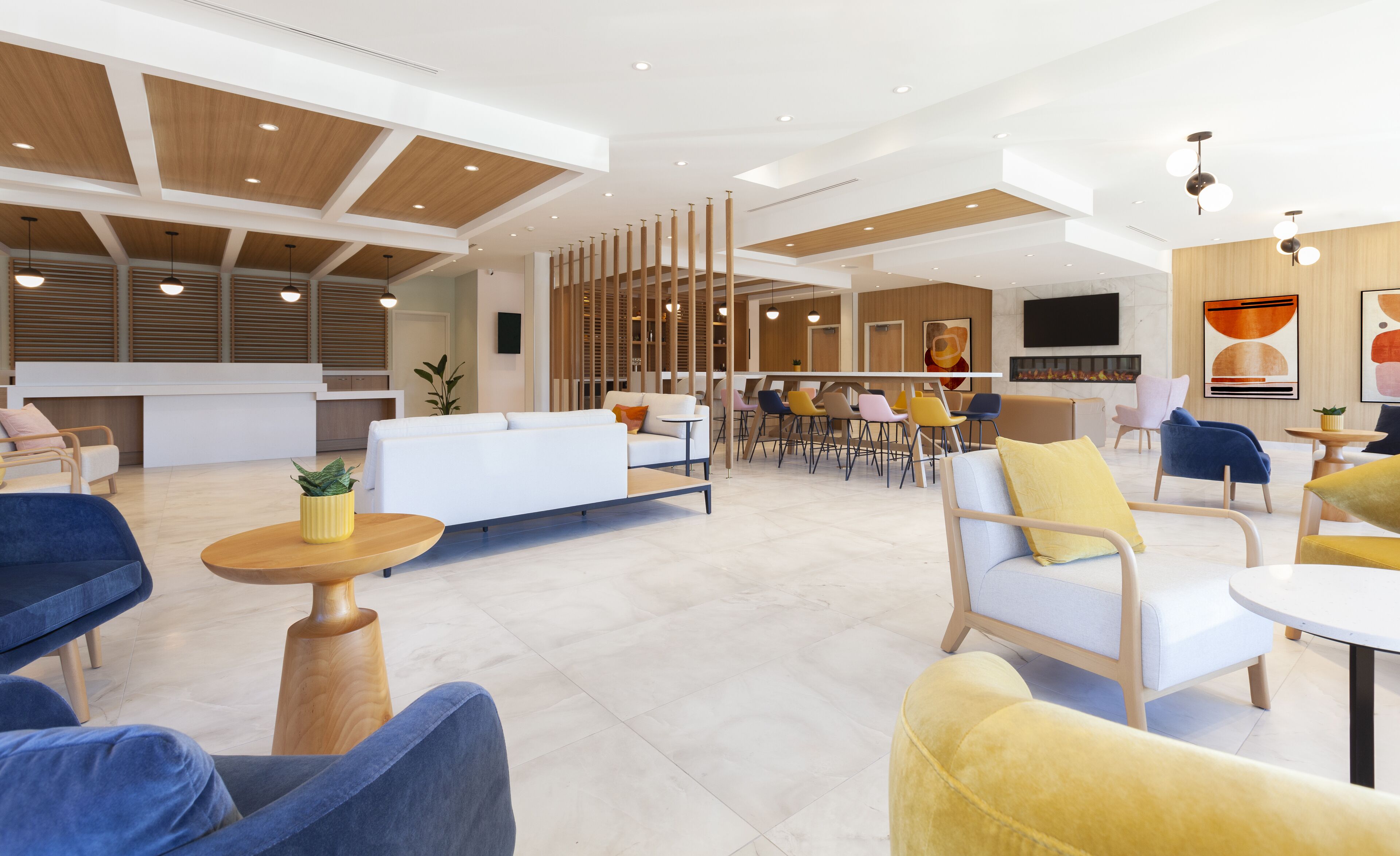 Um interior moderno com área de estar, bar e espaço para refeições.