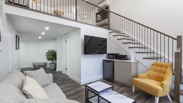 Σουίτα, 1 King Κρεβάτι, Μη Καπνιστών (Loft) | Περιοχή καθιστικού | Τηλεόραση 55 ιντσών με καλωδιακά κανάλια, Υπηρεσίες streaming