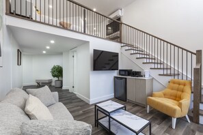 套房, 1 张特大床, 无烟房 (Loft) | 起居区 | 55-英寸电视 （配备有线频道）、流媒体服务