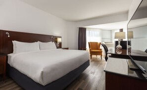 Rom – deluxe, 1 kingsize-seng med sovesofa, ikke-røyk | Senger med overmadrass, skrivebord og skrivebord for bærbar PC