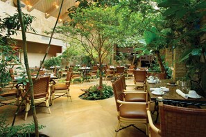 2 restaurants, breakfast served