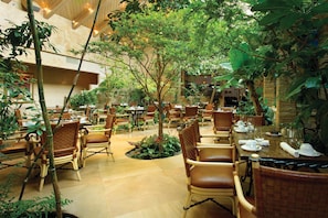 2 restaurants, breakfast served