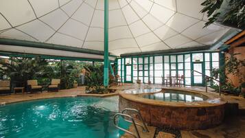 Innendørsbasseng og solsenger