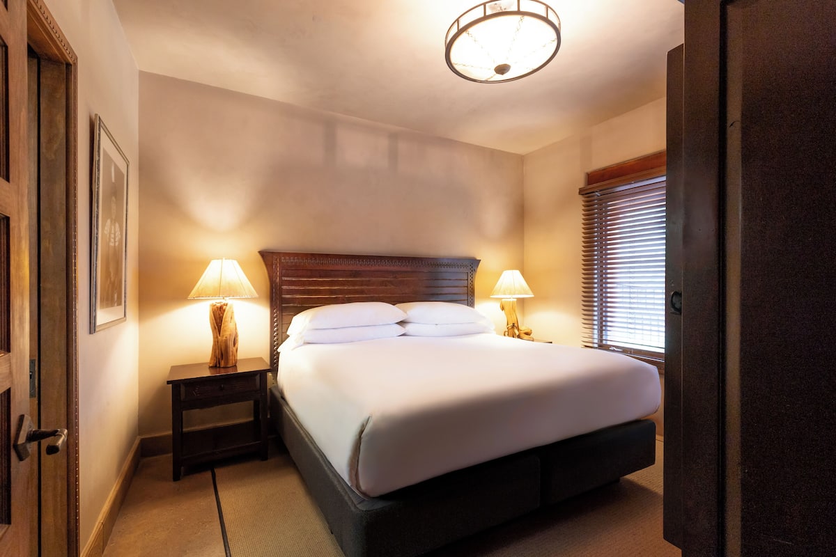Suite, 1 cama King size, vista al patio (Native American Suite) | Ropa de cama de alta calidad y camas con pillow-top