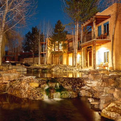 El Monte Sagrado Living Resort & Spa